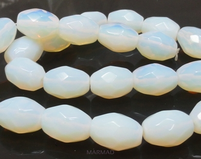 Opal biały fasetowany - oliwka 16x12mm