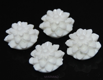 Kaboszon - kwiatek biały 14mm